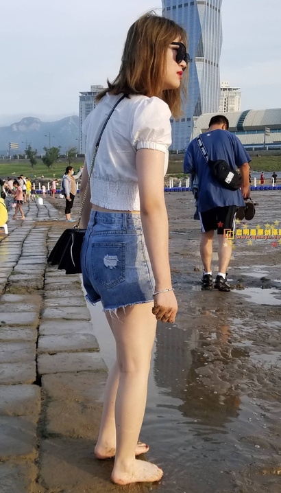 一位腰如约素的小清新热裤美臀女孩[SC-PJGX]